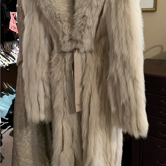 A fox fur coat only worn a handful of times. In excellent condition! Size 2/4 - Picture 4 of 8